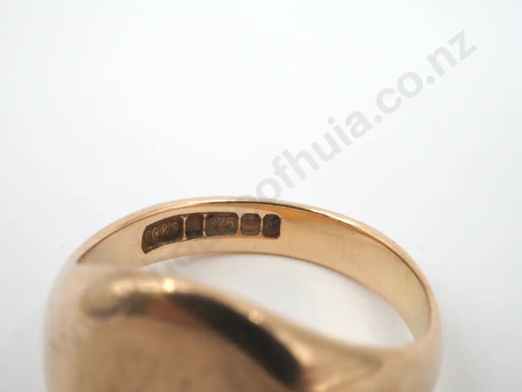 9ct Gold Signet Ring Image 1++