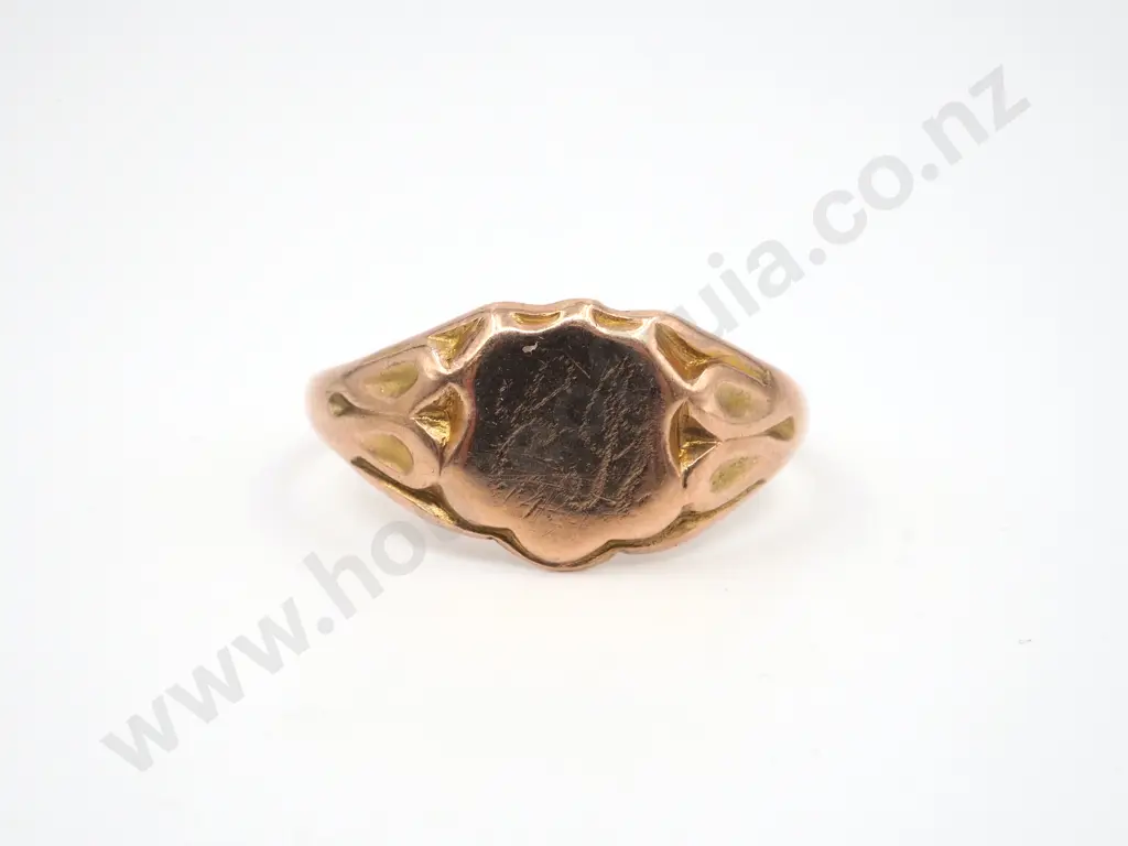 9ct Gold Antique Engraved Signet Ring Image 1++