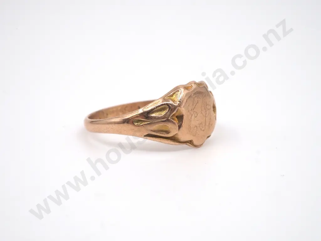 9ct Gold Antique Engraved Signet Ring Image 1++