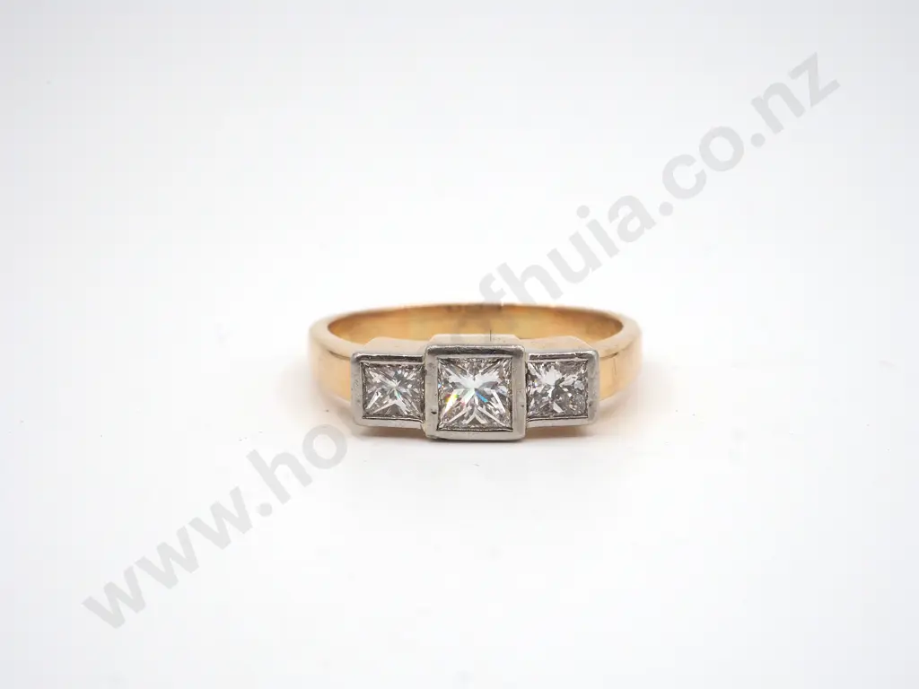 18ct Gold Three Princess Cut Diamond Ring Image 1++