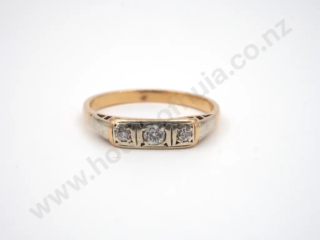 18ct Gold Vintage Three Stone Diamond Ring Image 1++