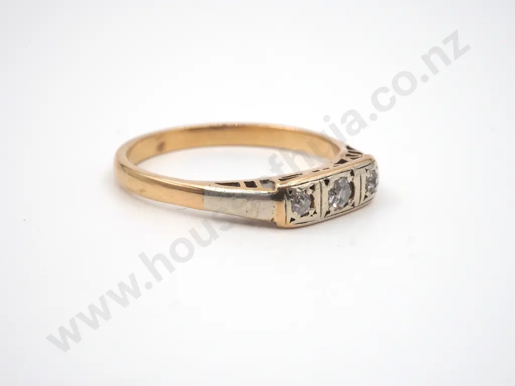 18ct Gold Vintage Three Stone Diamond Ring Image 1++
