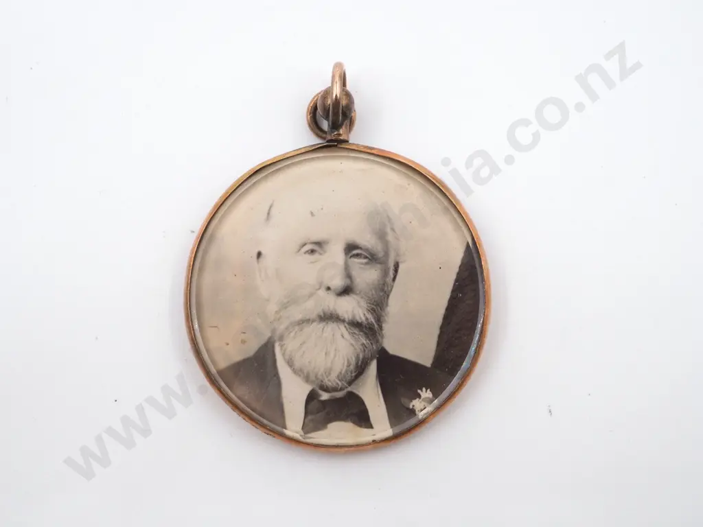 9ct Gold Vintage Photo Pendant Image 1++
