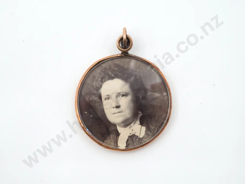9ct Gold Vintage Photo Pendant Image 1++
