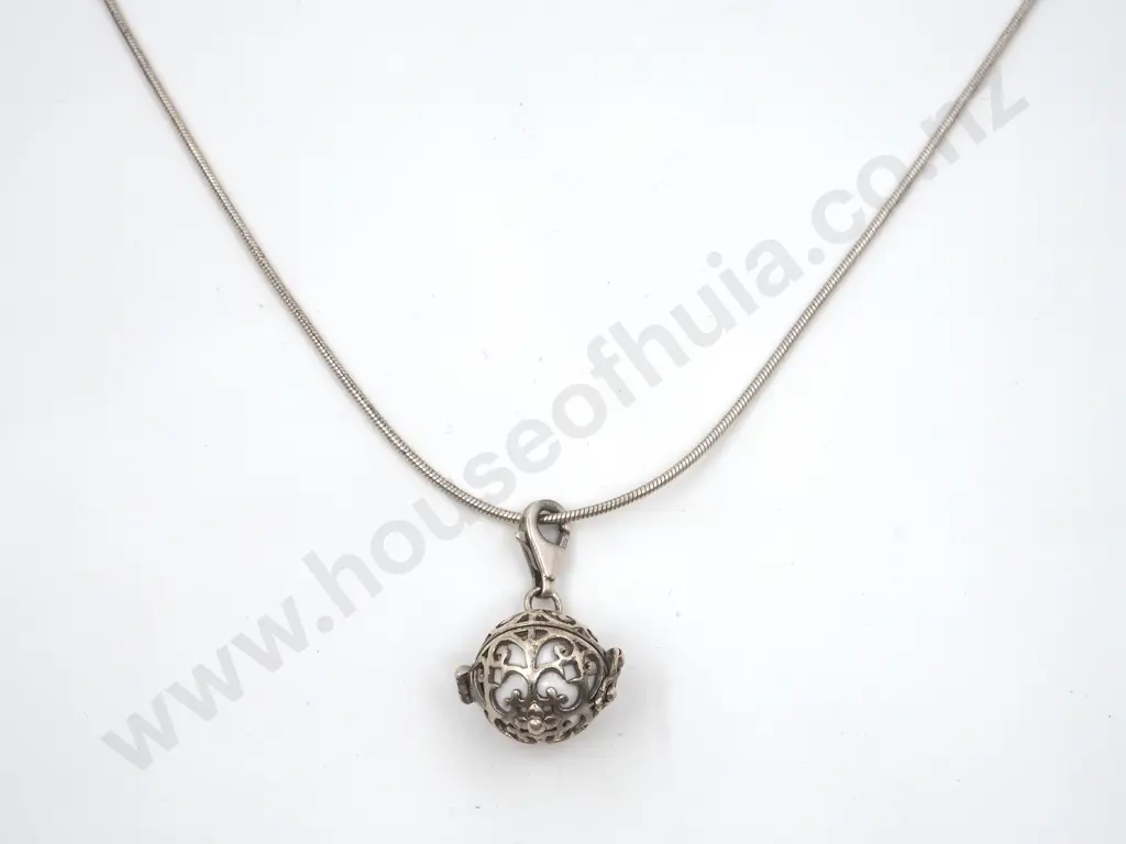 Sterling Silver Pendant & Chain Image 1++
