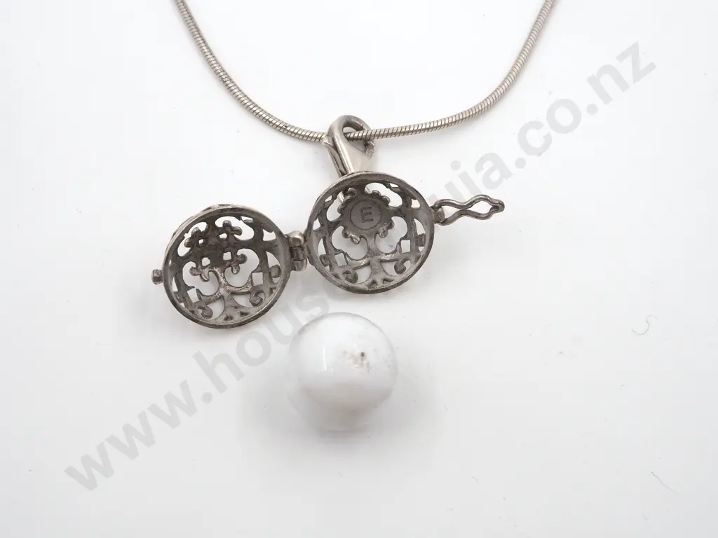 Sterling Silver Pendant & Chain Image 1++