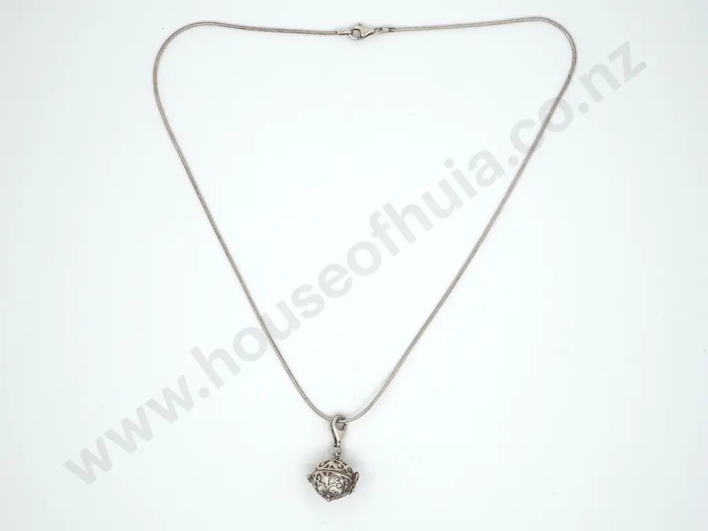 Sterling Silver Pendant & Chain Image 1++