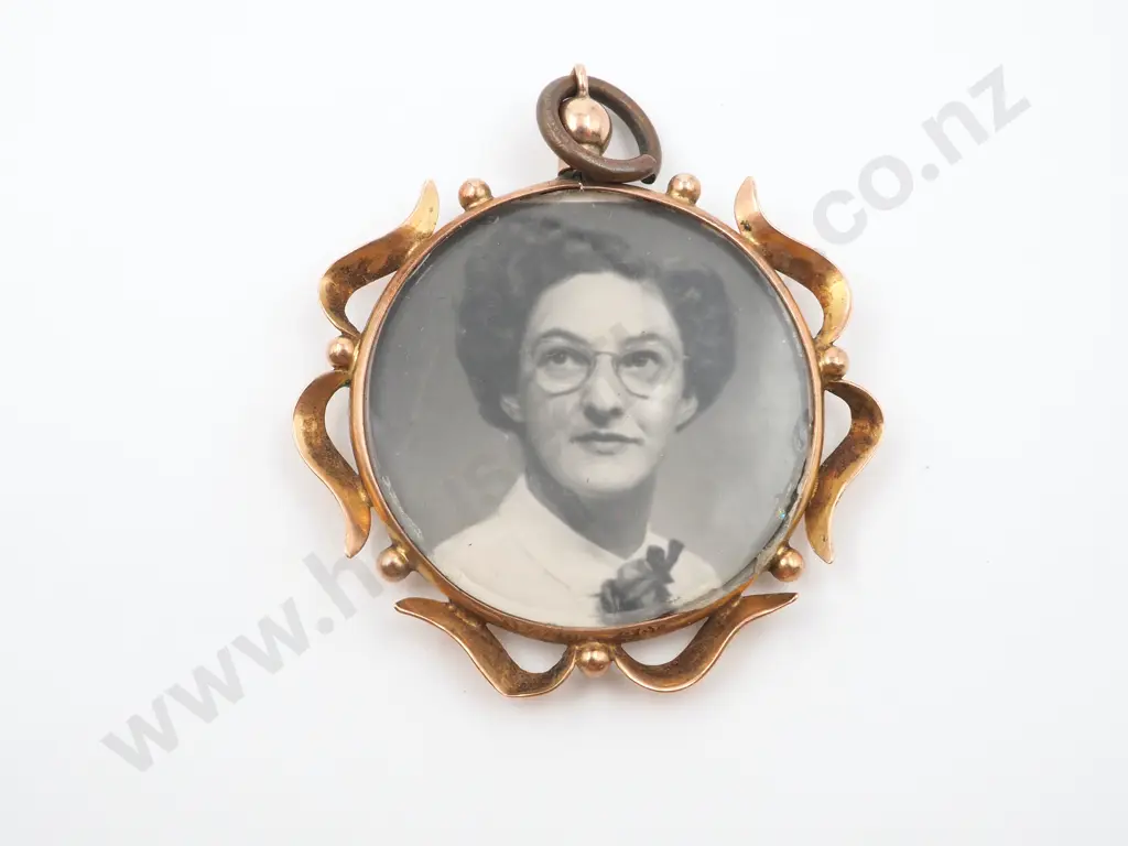 9ct Gold Antique Photo Locket Circa 1920 Image 1++