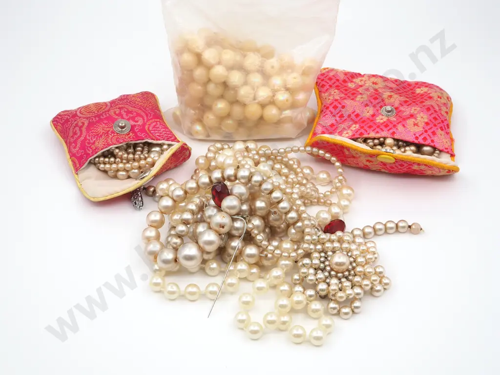 Mixed Lot of Costume Jewellery & Cultured Pearls Image 1++