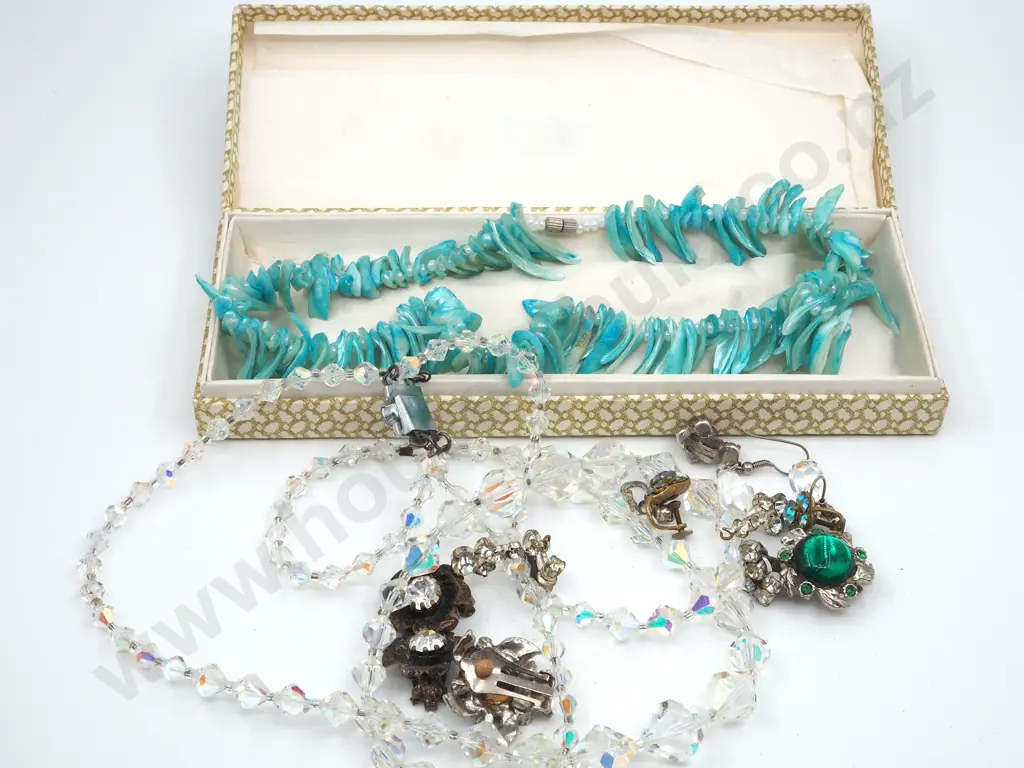 Assorted Lot of Costume Jewellery Image 1++