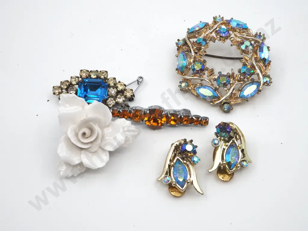 Assorted Lot of Costume Jewellery Image 1++