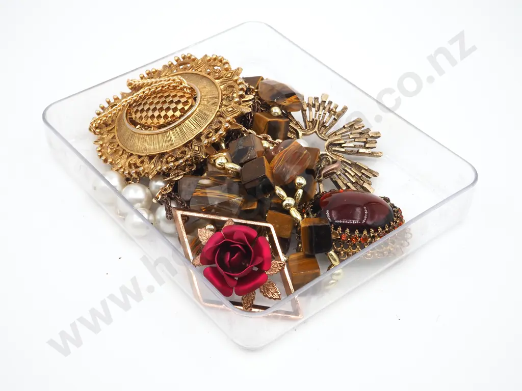 Assorted Lot of Costume Jewellery Image 1++