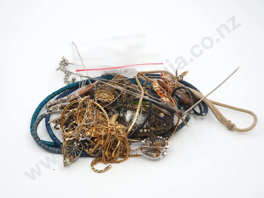 Assorted Lot of Costume Jewellery Image 1++
