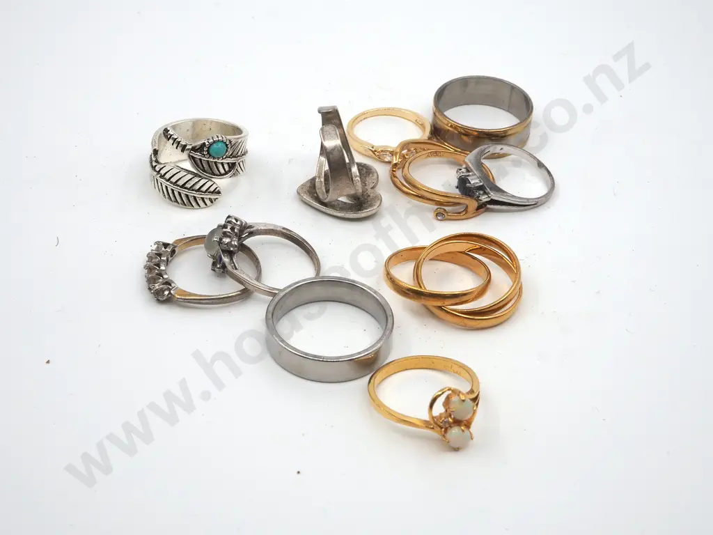 Assorted Lot of Costume Jewellery Image 1++