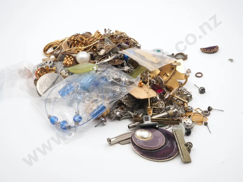 Assorted Lot of Costume Jewellery Image 1++