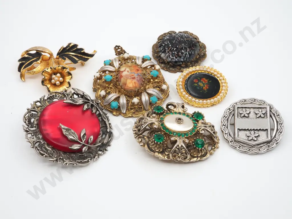 Assorted Lot of Costume Jewellery Image 1++