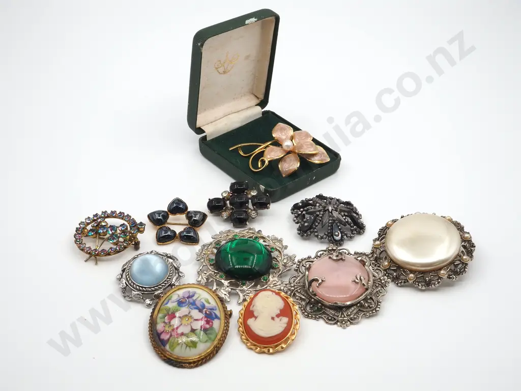 Assorted Lot of Costume Jewellery Image 1++