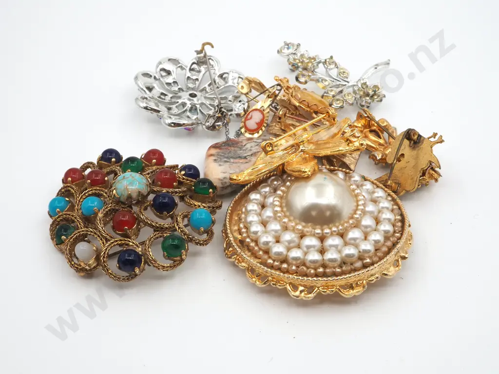 Assorted Lot of Costume Jewellery Image 1++