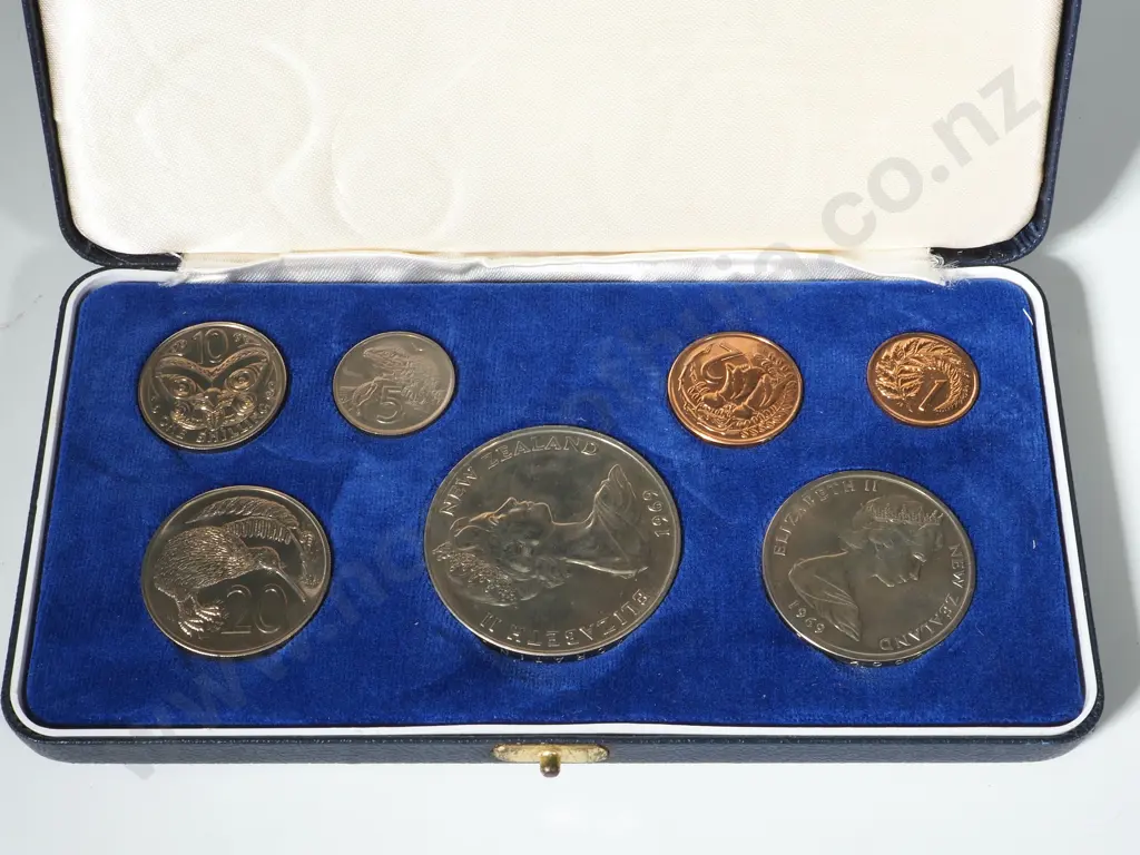 15 New Zealand Plush Cased Polished Sets: Total CV $430 NZD Image 1++