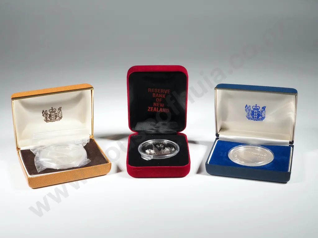 Three New Zealand Cased Proof Silver Coins Image 1++