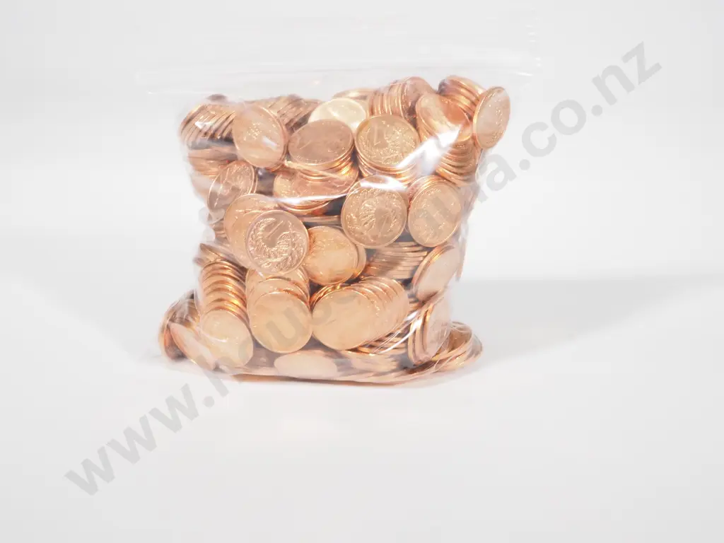 600  (approx) New Zealand 1983 One Cent Coins UNC. Total CV $1800 Image 1++