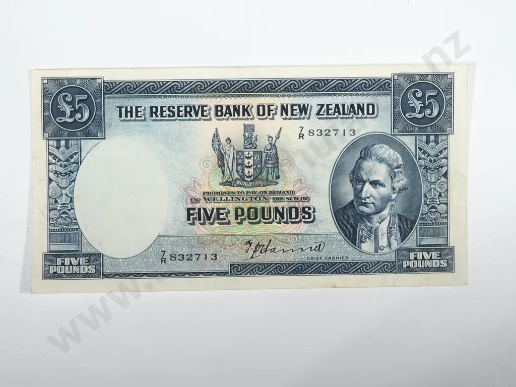 New Zealand VF Five Pound Hanna Banknotes Image 1++