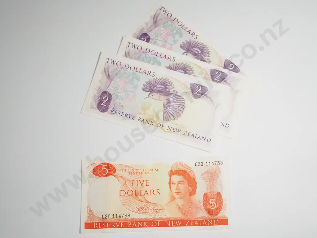 Five New Zealand $2 Fleming Banknotes - Two Consecutive & One Fleming Five Dollar Banknote Image 1++