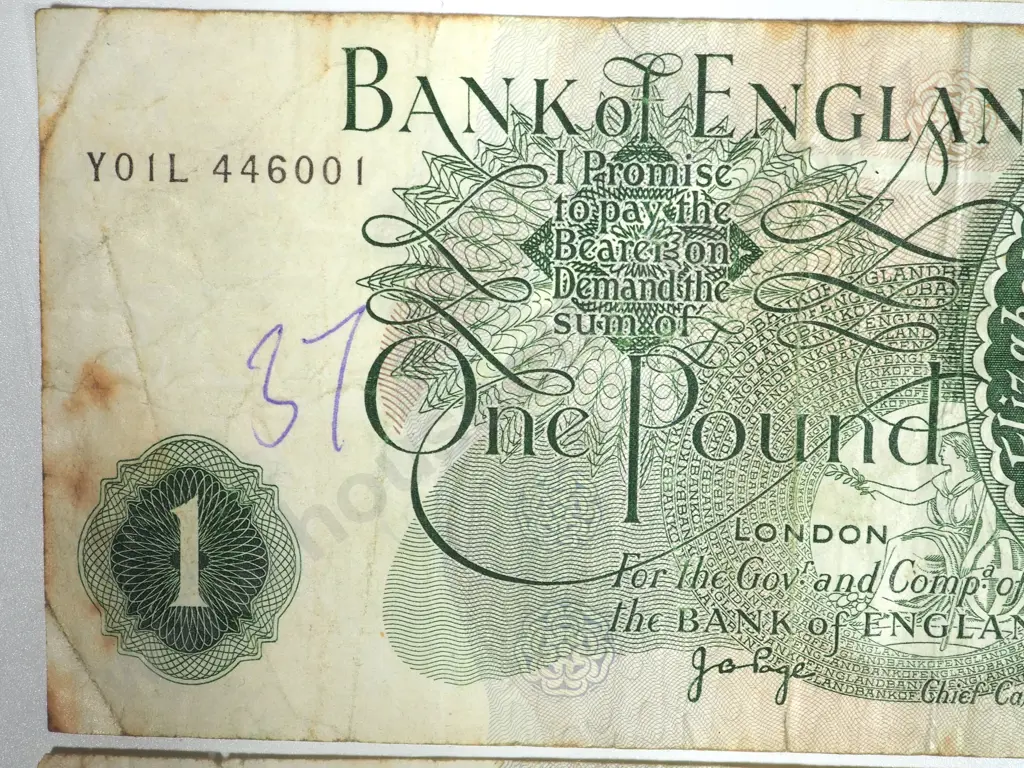United Kingdom Five & Two Pound Banknotes Image 1++