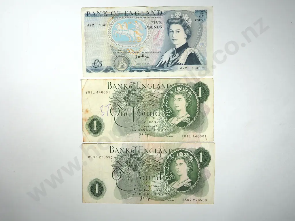 United Kingdom Five & Two Pound Banknotes Image 1++
