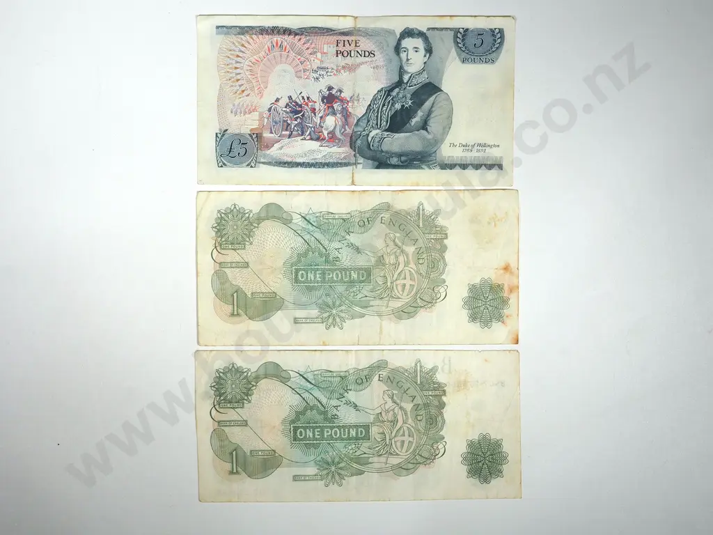 United Kingdom Five & Two Pound Banknotes Image 1++