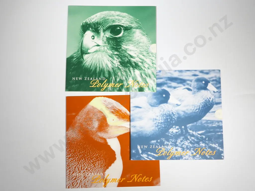 Three New Zealand Presentation Packs: Uncut Sheets of Two Banknotes $5 / $10 / $20 - 1999 Image 1++