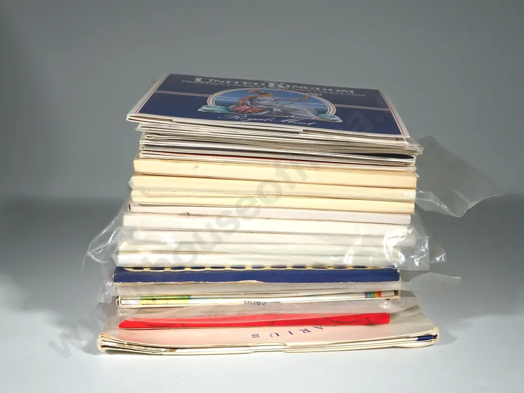 United Kingdom: Collection of 20 Uncirculated Coin Sets Image 1++