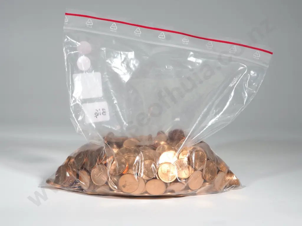 Fiji: 1000 Brilliant One Cent Coins, UNC: Combined C.V. US $1000 + (NZD $1790) Image 1++