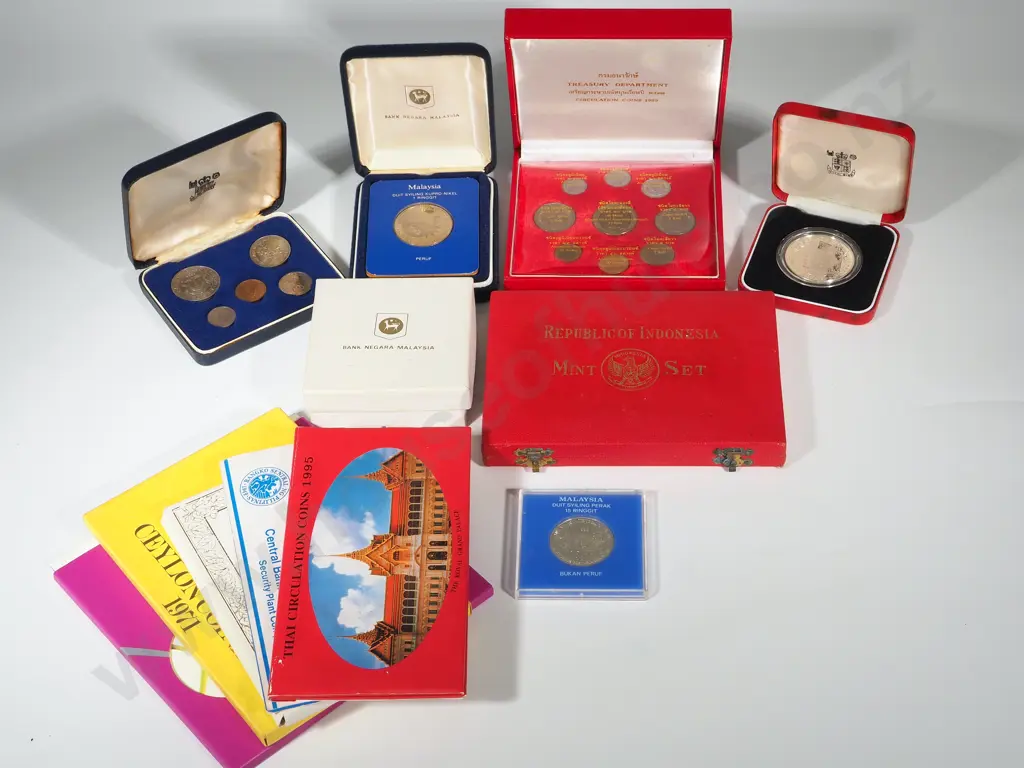 Asia – Collection of UNC & Presentation Coins: Combined C.V. US $292 ( NZD $520 ) Image 1++