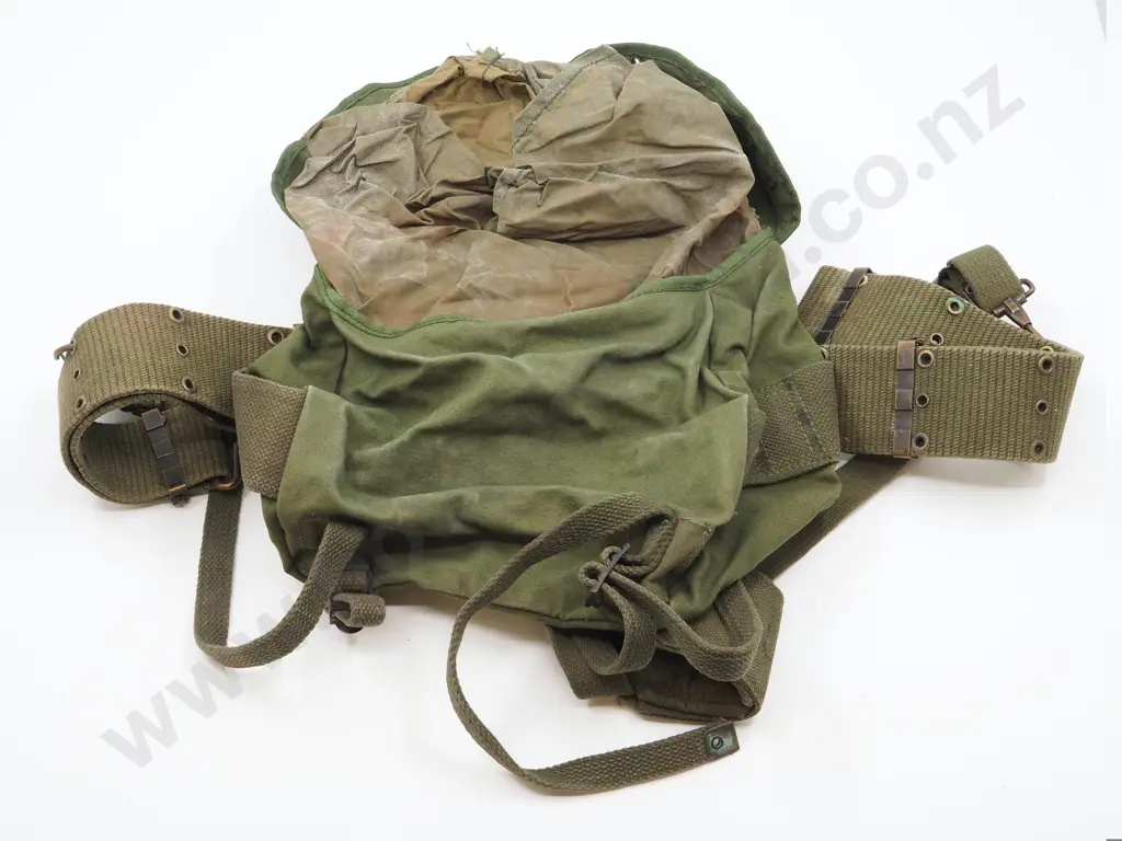New Zealand Issue U.S. Vietnam Era Bumbag Belt & Shoulderstraps  Image 1++