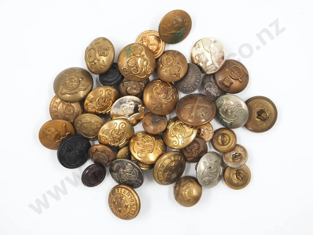 Assorted lot of Military Buttons Image 1++