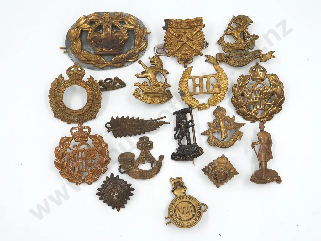 Assorted Lot of New Zealand WW1/2 Badges  Image 1++