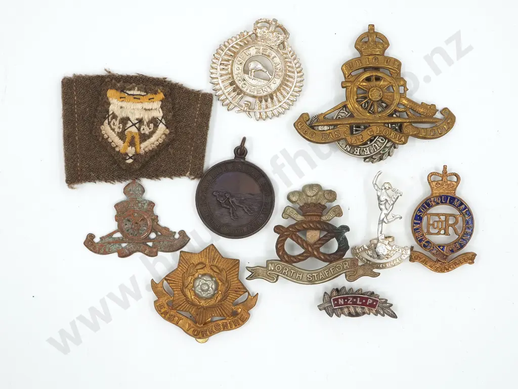 Assorted lot of New Zealand & English WW1/2 Badges Image 1++