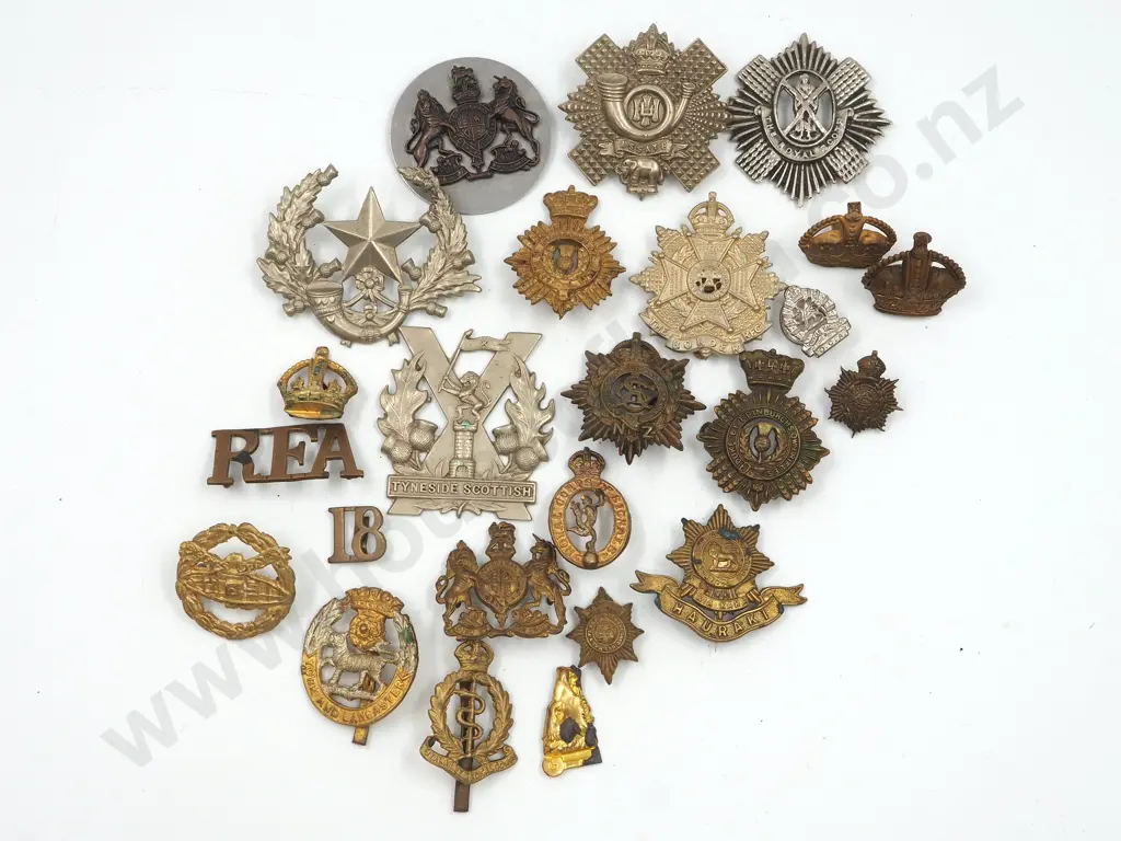 Assorted Lot of English WW1/2 Badges  Image 1++