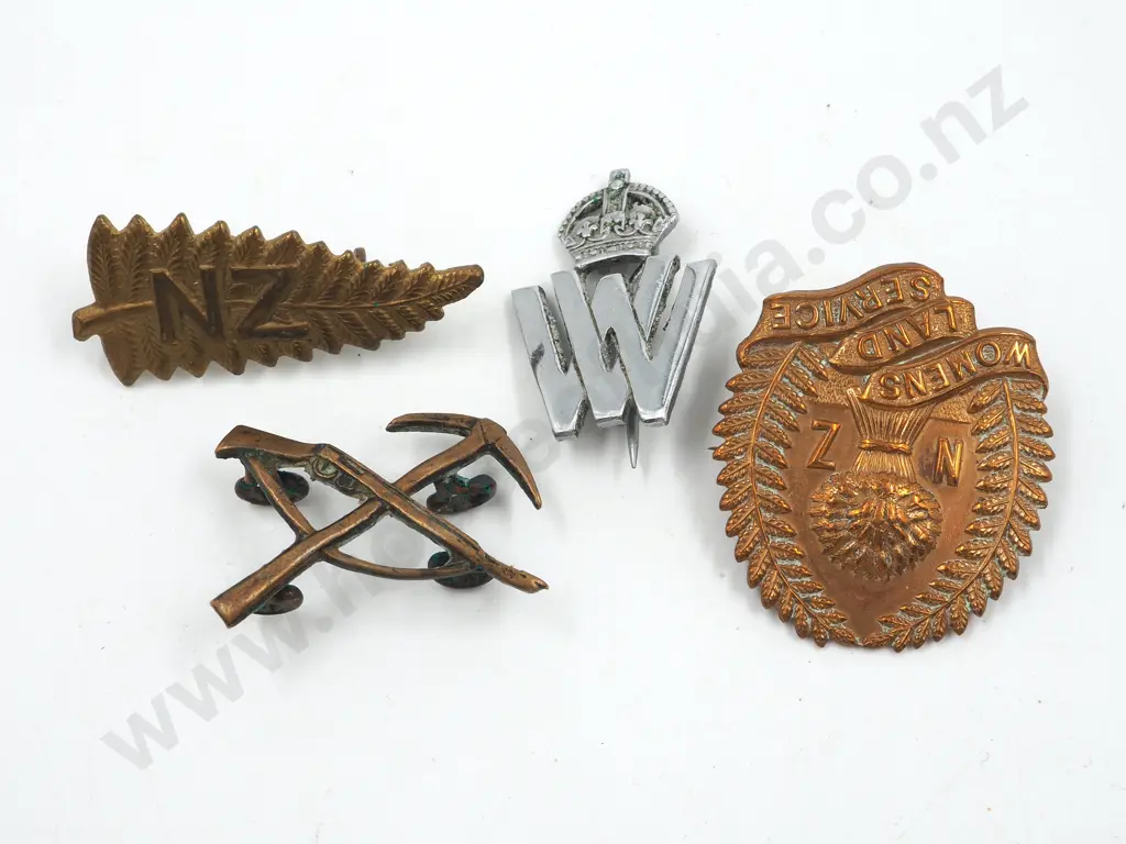 Assorted lot of WW2 New Zealand Cap & Collar Badges  Image 1++
