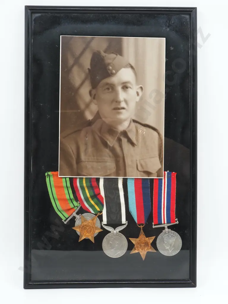 Framed WW2 2NZEF Medal Group w Photograph Image 1++