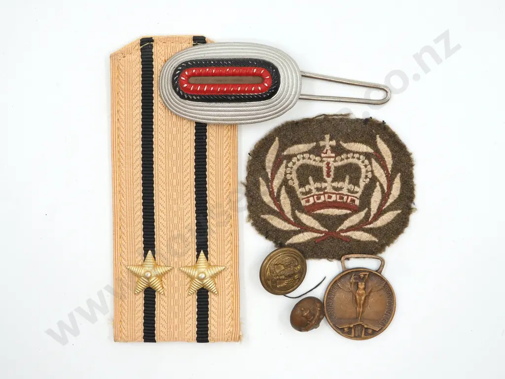 Assorted lot of Military Badges  Image 1++