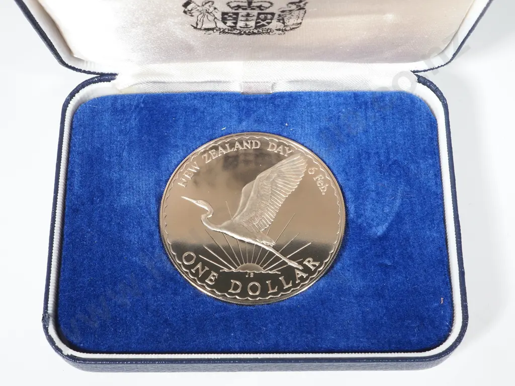 1974 Cased New Zealand One Dollar Coin - Cormorant  Image 1++