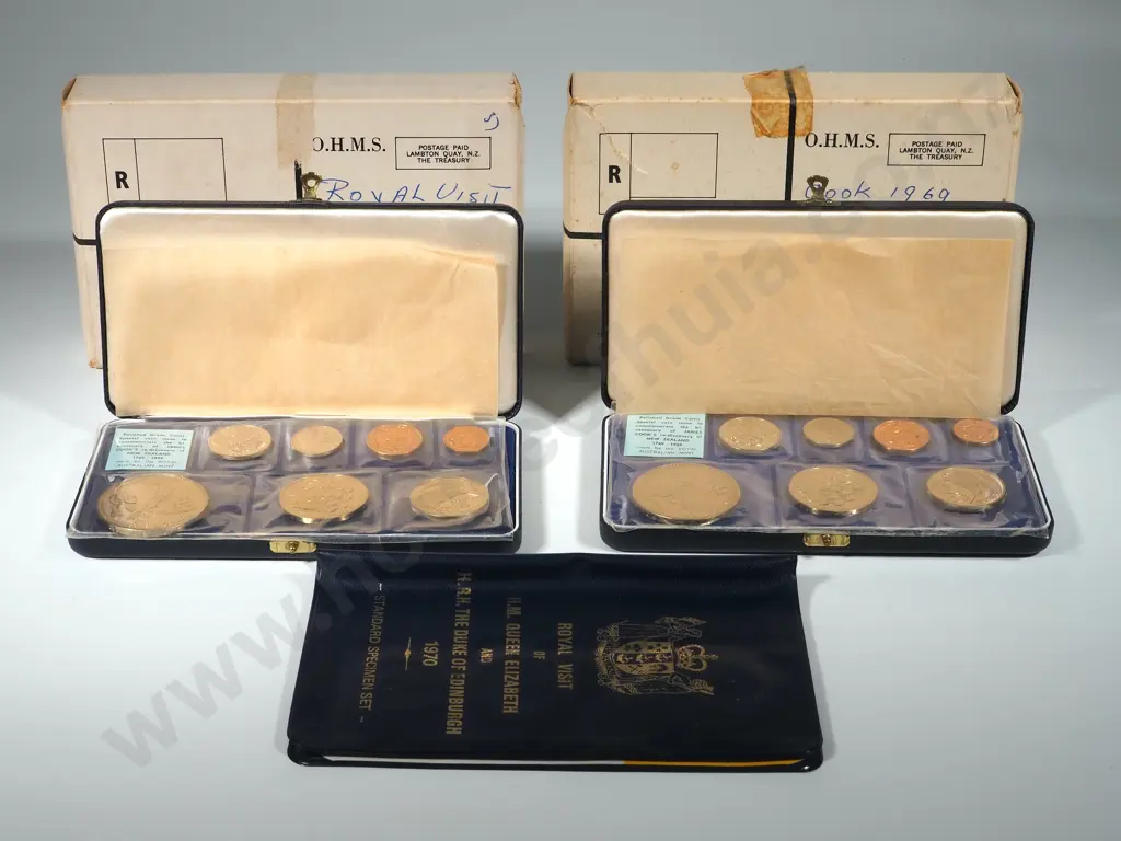 6 New Zealand Uncirculated Coin Sets: 5 in Plush Cases 1 in Plastic  Image 1++