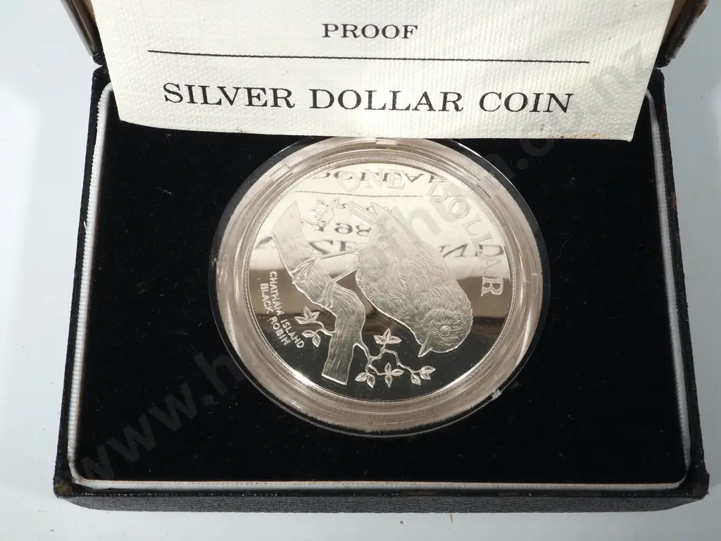 1984 New Zealand Silver Proof Dollar - Chatham Island Black Robin  Image 1++