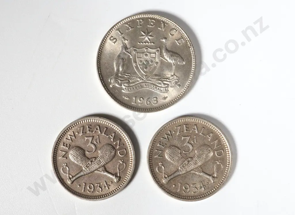 Two 1934 New Zealand Three Pence EF Coins & Australian 1963 AUNC Six Pence Image 1++