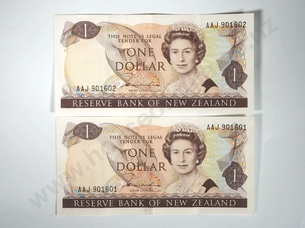 Two EF Consecutive New Zealand Hardie $1 Notes  Image 1++