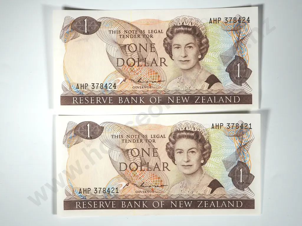 Two New Zealand AUNC Almost Consecutive $1 Banknotes  Image 1++