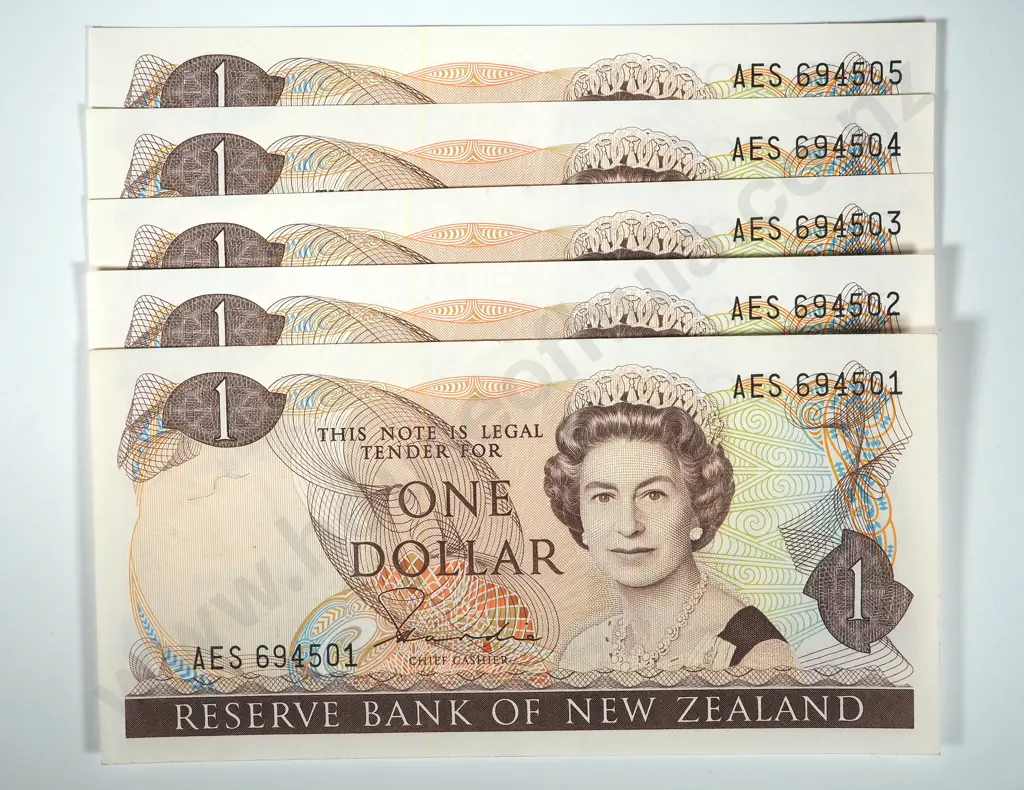 Five AUNC Consecutive New Zealand Hardie $1 Notes  Image 1++