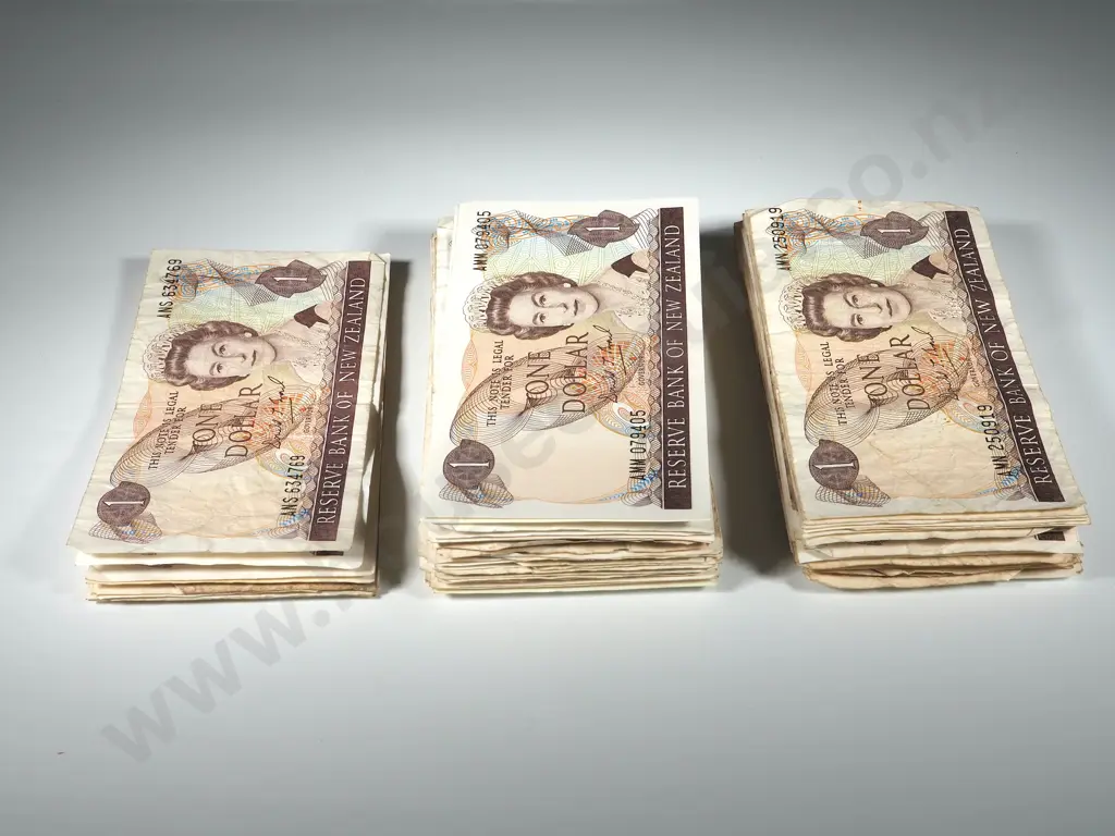 100 New Zealand One Dollar Brash Bank Notes - Various Grades - Most Well Circulated Image 1++
